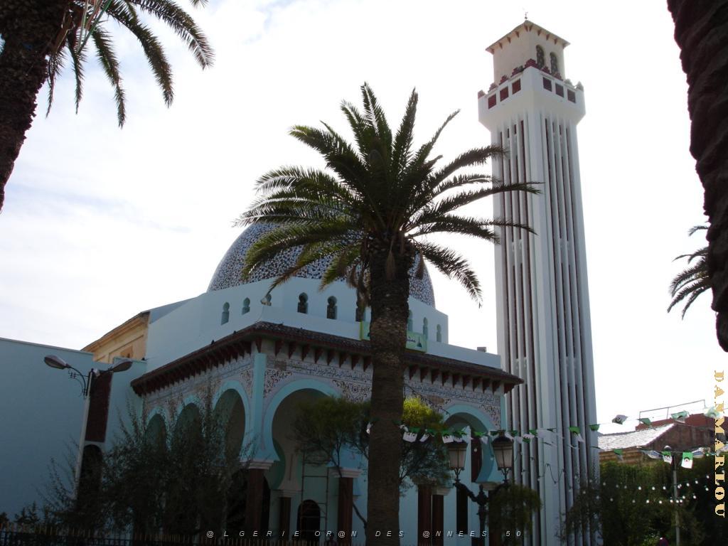 ORANIE 10 2005 147 SIDI BEL ABBES L EGLISE DEVENUE MOSQUEE.JPG
